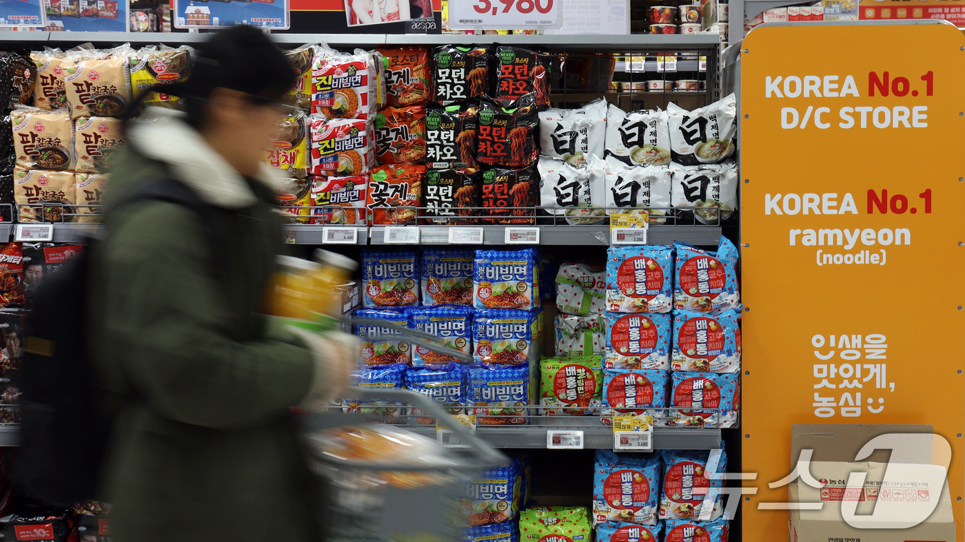 (서울=뉴스1) 김명섭 기자 = 정부는 24일  K-콘텐츠 확산으로 형성된 K-소비재에 대한 우호적 분위기를 수출 확대로 연결해 2030년까지 유망소비재 수출 700억달러를 달성한 …