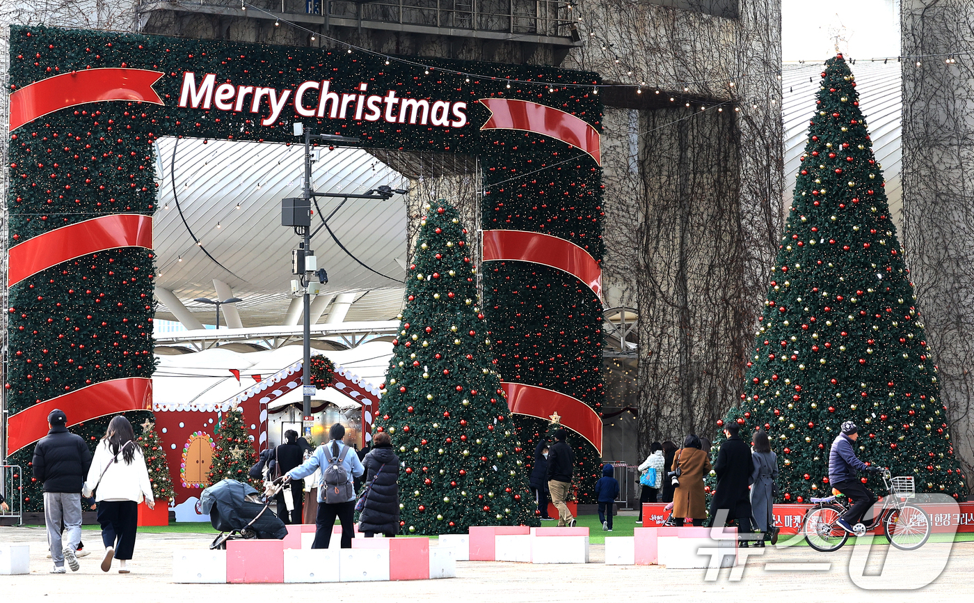(서울=뉴스1) 이호윤 기자 = 크리스마스 이브를 맞이한 24일 서울 광진구 뚝섬한강공원을 방문한 시민들이 크리스마스 분위기를 만끽하고 있다. 서울시는 뚝섬한강공원일대에서 크리스마 …
