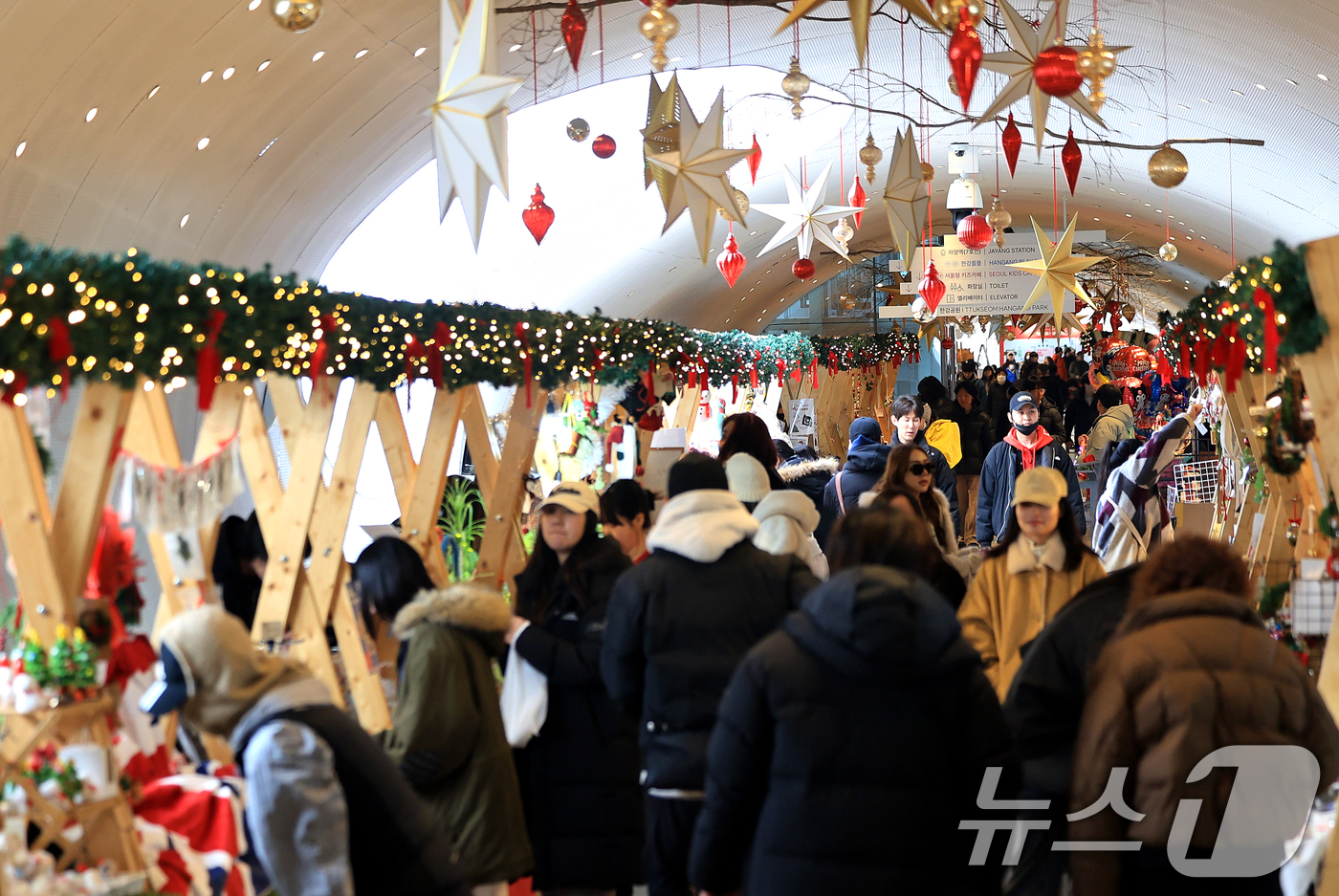 (서울=뉴스1) 이호윤 기자 = 크리스마스 이브를 맞이한 24일 서울 광진구 뚝섬한강공원 자벌레 ‘한강 플플’에 방문한 시민들이 크리스마스 분위기를 만끽하고 있다. 서울시는 뚝섬한 …