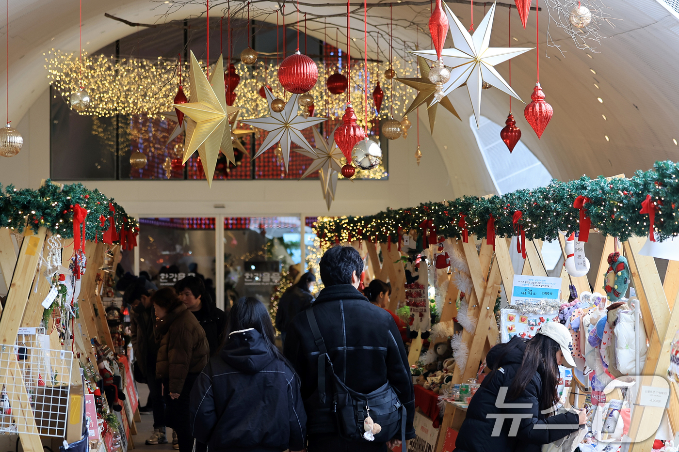 (서울=뉴스1) 이호윤 기자 = 크리스마스 이브를 맞이한 24일 서울 광진구 뚝섬한강공원 자벌레 ‘한강 플플’에 방문한 시민들이 크리스마스 분위기를 만끽하고 있다. 서울시는 뚝섬한 …