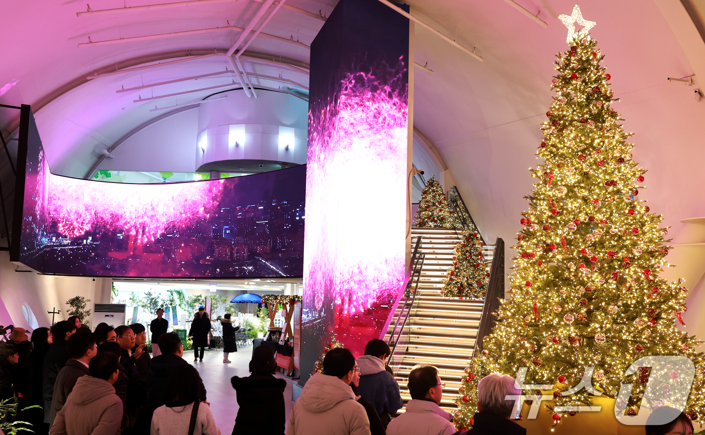 (서울=뉴스1) 이호윤 기자 = 크리스마스 이브를 맞이한 24일 서울 광진구 뚝섬한강공원 자벌레 ‘한강 플플’에 방문한 시민들이 크리스마스 분위기를 만끽하고 있다. 서울시는 뚝섬한 …