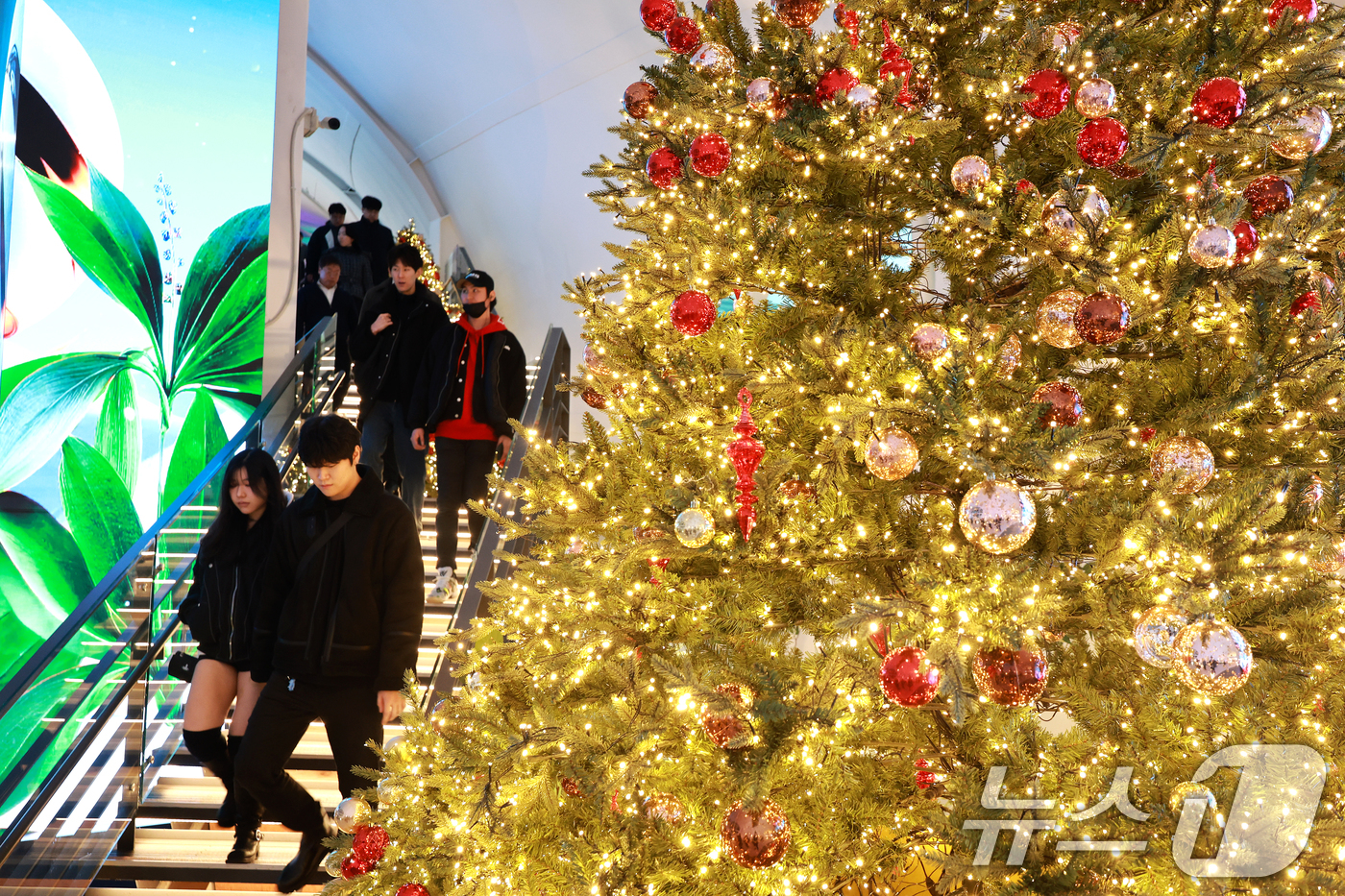 (서울=뉴스1) 이호윤 기자 = 크리스마스 이브를 맞이한 24일 서울 광진구 뚝섬한강공원 자벌레 ‘한강 플플’에 방문한 시민들이 크리스마스 분위기를 만끽하고 있다. 서울시는 뚝섬한 …