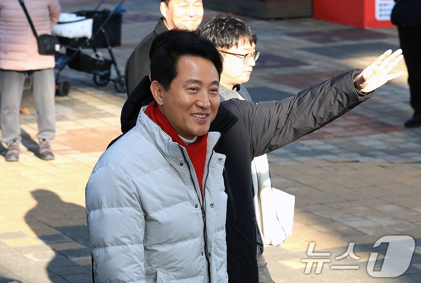 본문 이미지 - 오세훈 서울시장이 지난 24일 서울 광진구 뚝섬한강공원에 현장방문을 하고 있다. 서울시는 뚝섬한강공원일대에서 크리스마스를 맞아 19일부터 25일까지 7일간 뚝섬한강공원 일대에서 ‘로맨틱 한강 크리스마스 마켓’을 열어 크리스마스트리와 푸드트럭, 포토존 등 다양한 볼거리를 제공한다. 2025.12.24/뉴스1 ⓒ News1 이호윤 기자