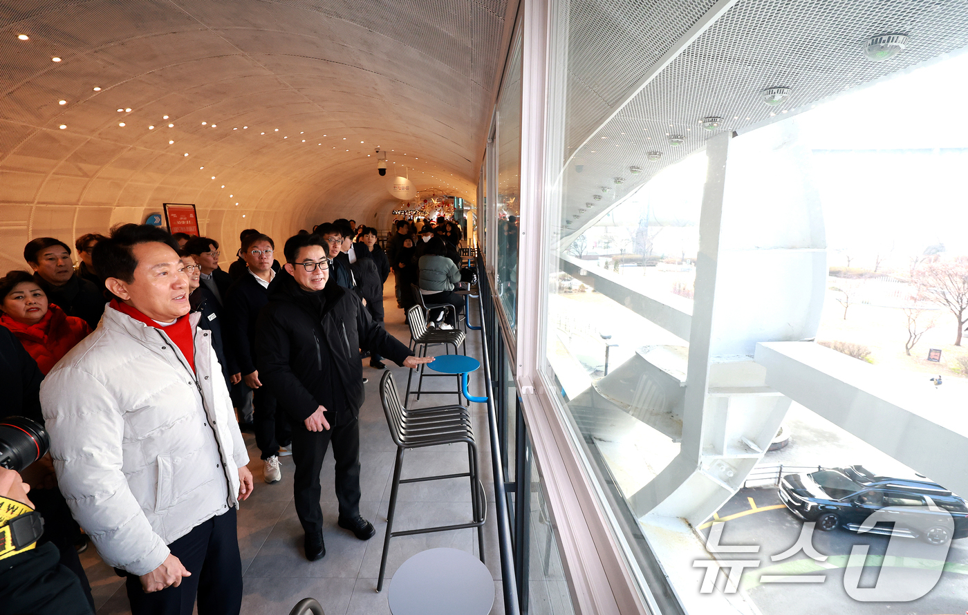 (서울=뉴스1) 이호윤 기자 = 오세훈 서울시장이 크리스마스 이브를 맞이한 24일 서울 광진구 뚝섬한강공원 자벌레 ‘한강 플플’에 현장방문을 하고 있다. 서울시는 뚝섬한강공원일대에 …