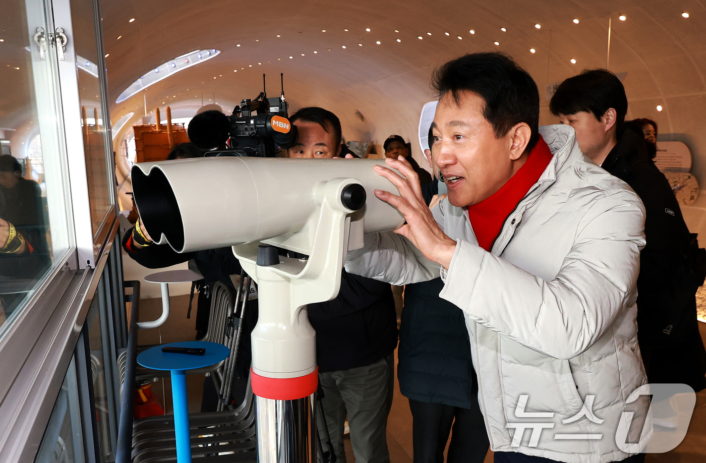 (서울=뉴스1) 이호윤 기자 = 오세훈 서울시장이 크리스마스 이브를 맞이한 24일 서울 광진구 뚝섬한강공원 자벌레 ‘한강 플플’에 현장방문을 하고 있다. 서울시는 뚝섬한강공원일대에 …