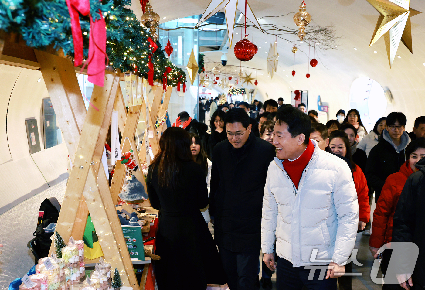(서울=뉴스1) 이호윤 기자 = 오세훈 서울시장이 크리스마스 이브를 맞이한 24일 서울 광진구 뚝섬한강공원 자벌레 ‘한강 플플’에 현장방문을 하고 있다. 서울시는 뚝섬한강공원일대에 …