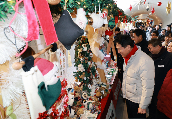 크리스마스 마켓 살펴보는 오세훈 시장