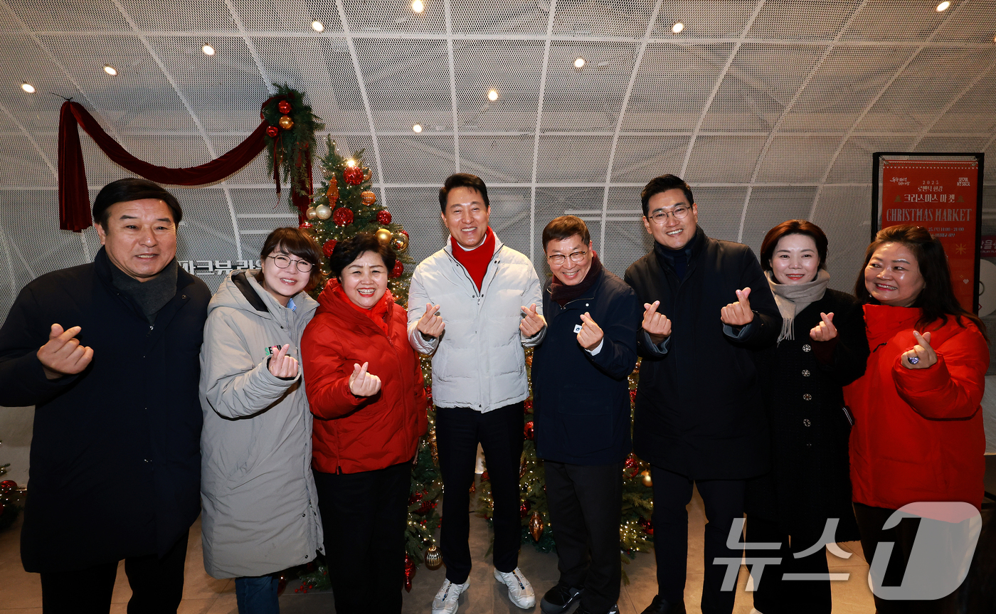 (서울=뉴스1) 이호윤 기자 = 오세훈 서울시장이 크리스마스 이브를 맞이한 24일 서울 광진구 뚝섬한강공원 자벌레 ‘한강 플플’을 방문해 시민들과 기념촬영을 하고 있다. 서울시는 …