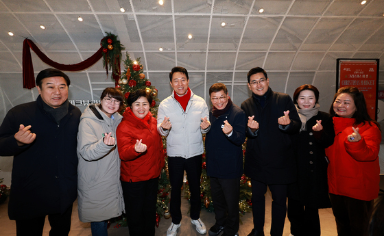 시민들과 뚝섬  '한강 플플'에서 기념촬영하는 오세훈 시장