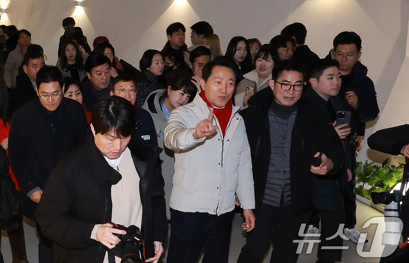 (서울=뉴스1) 이호윤 기자 = 오세훈 서울시장이 24일 서울 광진구 뚝섬한강공원 자벌레 ‘한강 플플’에서 본격적인 크리스마스에 앞서 현장점검을 하고 있다. 서울시는 뚝섬한강공원일 …