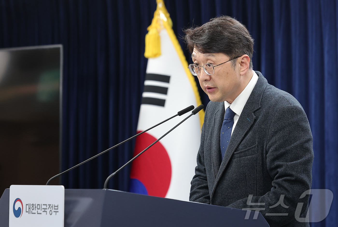 (서울=뉴스1) 김성진 기자 = 최우혁 과학기술정보통신부 네트워크정책실장이 24일 서울 종로구 정부서울청사에서 휴대전화 개통시 안면인증 관련 세부 내용 브리핑을 하고 있다.  20 …