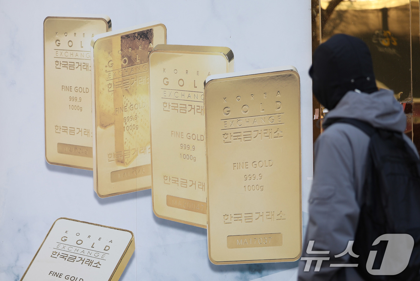 (서울=뉴스1) 박지혜 기자 = 금값이 고공행진 중인 24일 서울 종로구 한국금거래소 종로본점 앞으로 시민이 지나가고 있다.이날 한국금거래소에 따르면 전일 기준 국내 금값은 1돈( …