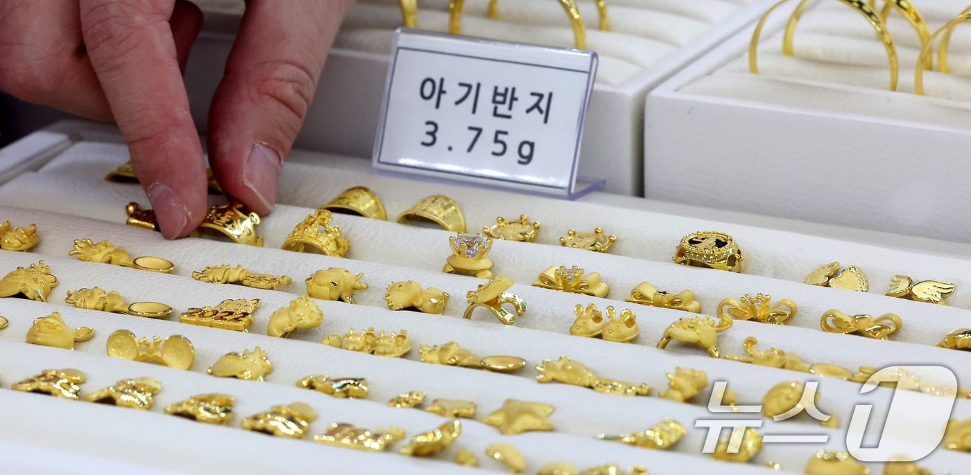 (서울=뉴스1) 박지혜 기자 = 24일 서울 종로구 한국금거래소 종로본점에서 직원이 금제품을 정리하고 있다.이날 한국금거래소에 따르면 전일 기준 국내 금값은 1돈(3.75g) 매입 …