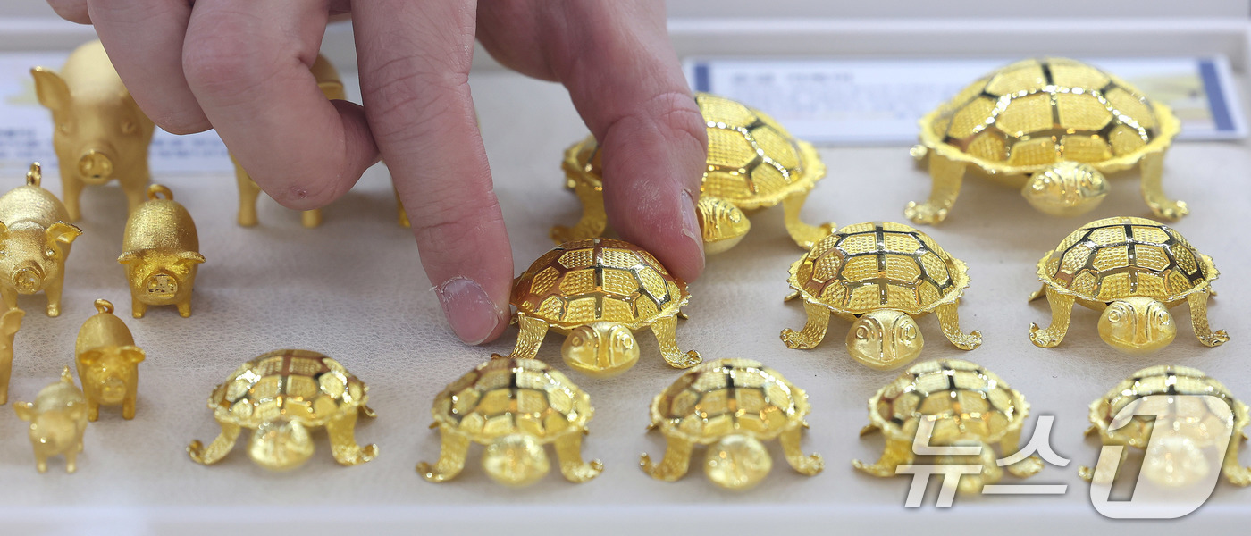 (서울=뉴스1) 박지혜 기자 = 금값이 고공행진 중인 24일 서울 종로구 한국금거래소 종로본점에서 직원이 금제품을 정리하고 있다.이날 한국금거래소에 따르면 전일 기준 국내 금값은 …