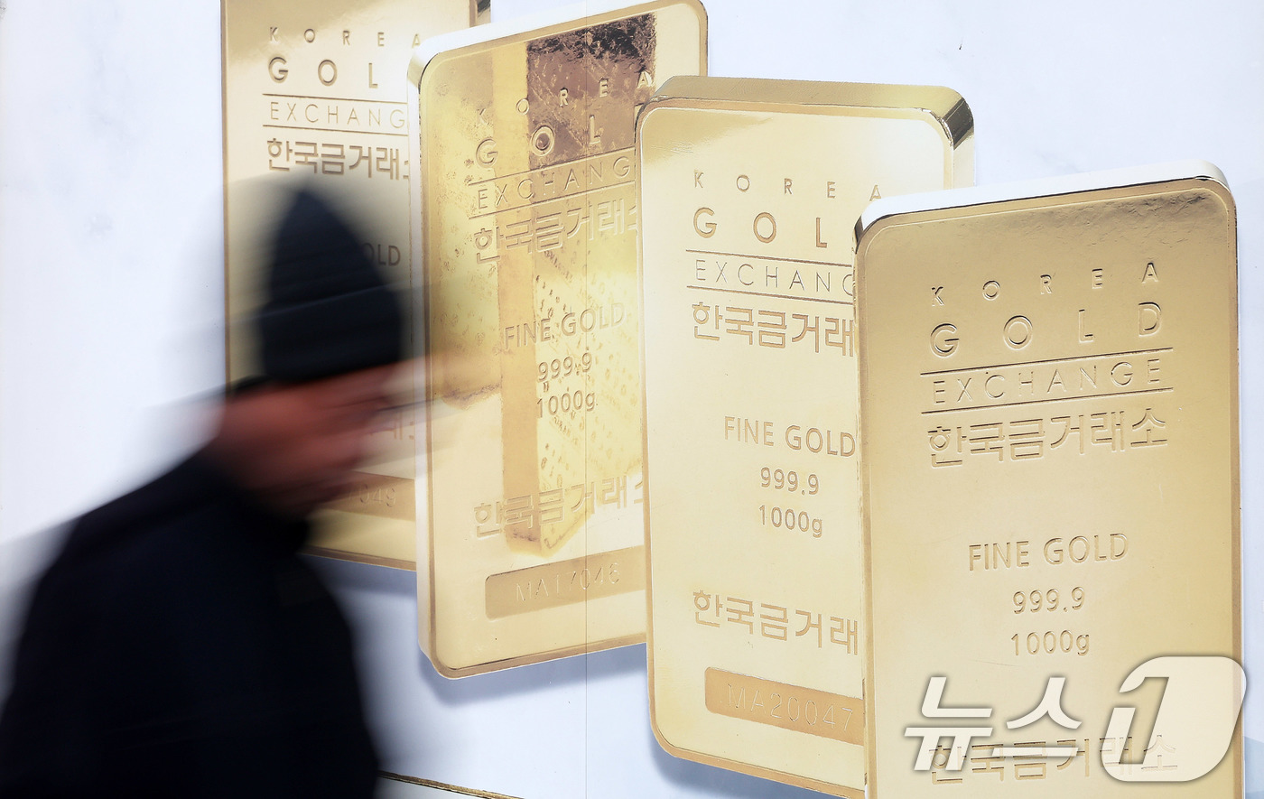 (서울=뉴스1) 박지혜 기자 = 금값이 고공행진 중인 24일 서울 종로구 한국금거래소 종로본점 앞으로 시민이 지나가고 있다.이날 한국금거래소에 따르면 전일 기준 국내 금값은 1돈( …