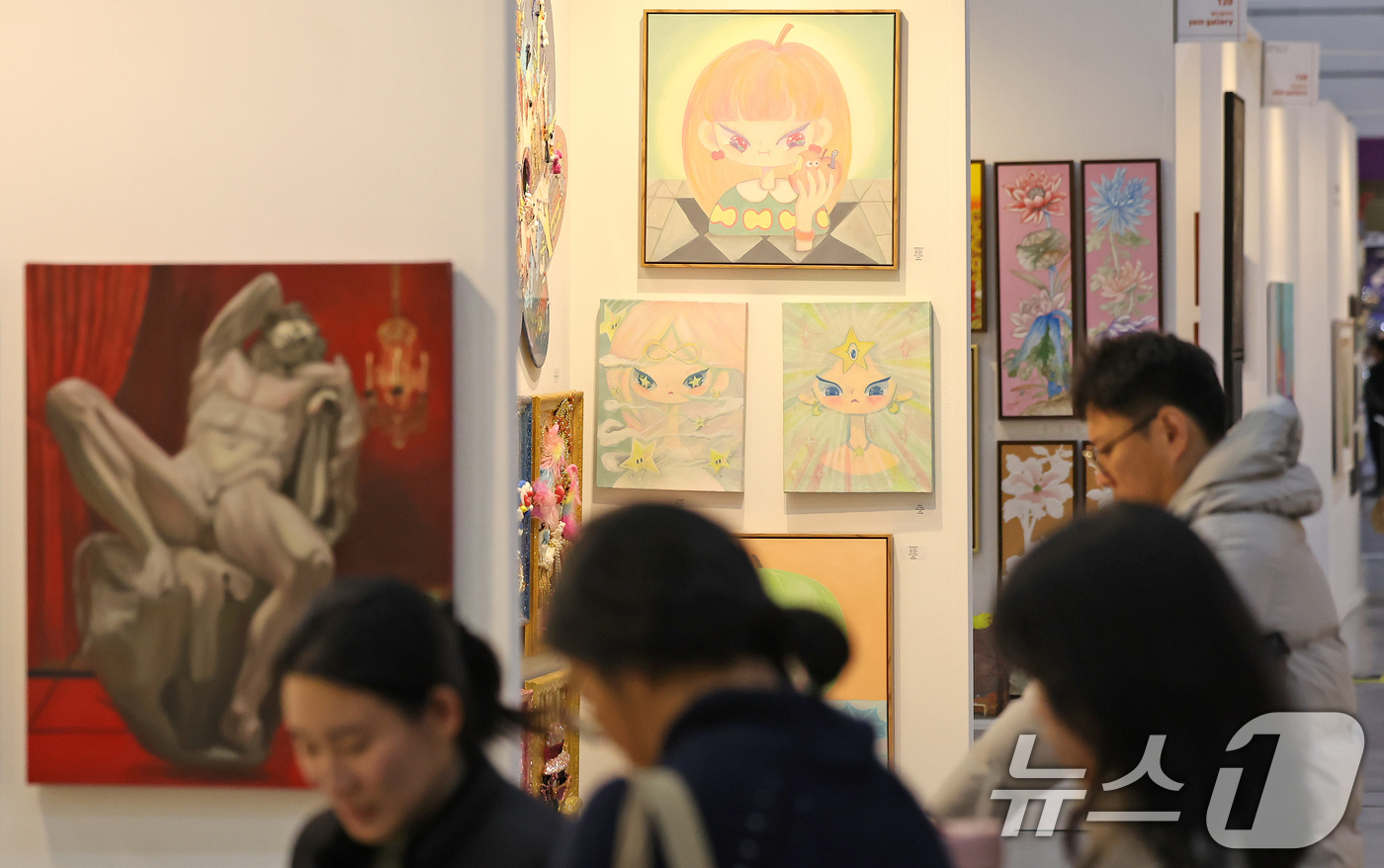 (서울=뉴스1) 장수영 기자 = 24일 서울 강남구 코엑스에서 열린 2025서울아트쇼 행사장에 작가들의 미술품이 전시돼 있다. 2025.12.24/뉴스1