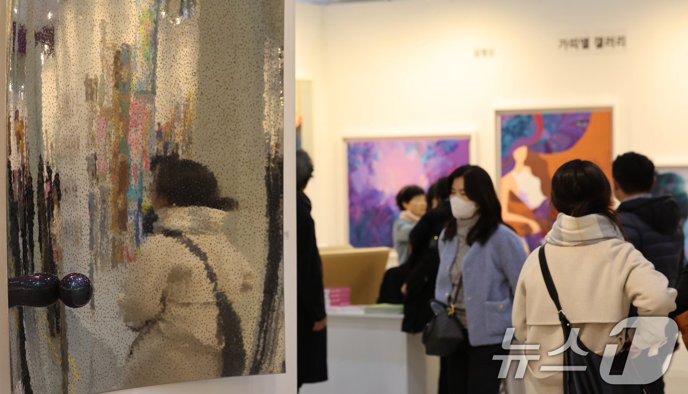 (서울=뉴스1) 장수영 기자 = 24일 서울 강남구 코엑스에서 열린 2025서울아트쇼 행사장에 작가들의 미술품이 전시돼 있다. 2025.12.24/뉴스1