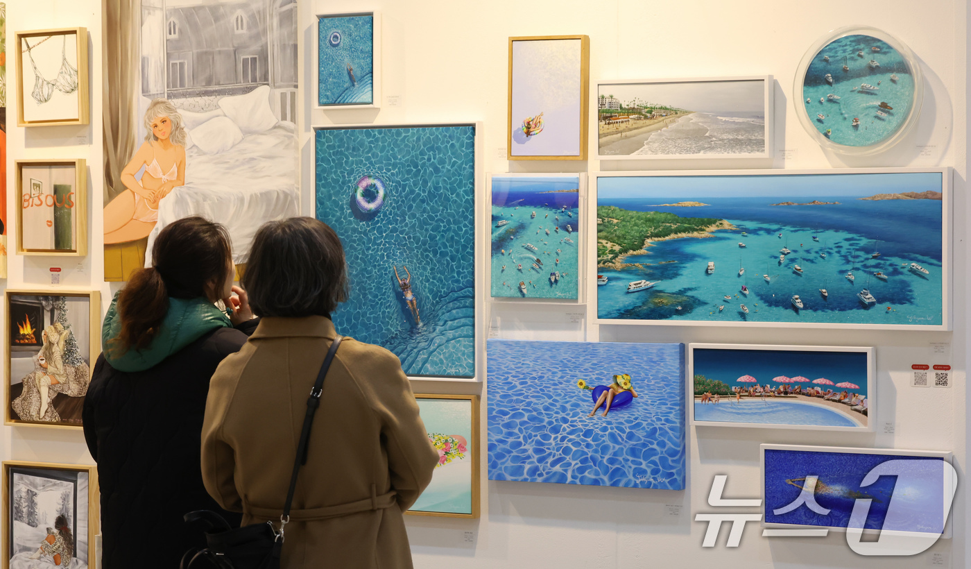 (서울=뉴스1) 장수영 기자 = 24일 서울 강남구 코엑스에서 열린 2025서울아트쇼 행사장에 작가들의 미술품이 전시돼 있다. 2025.12.24/뉴스1