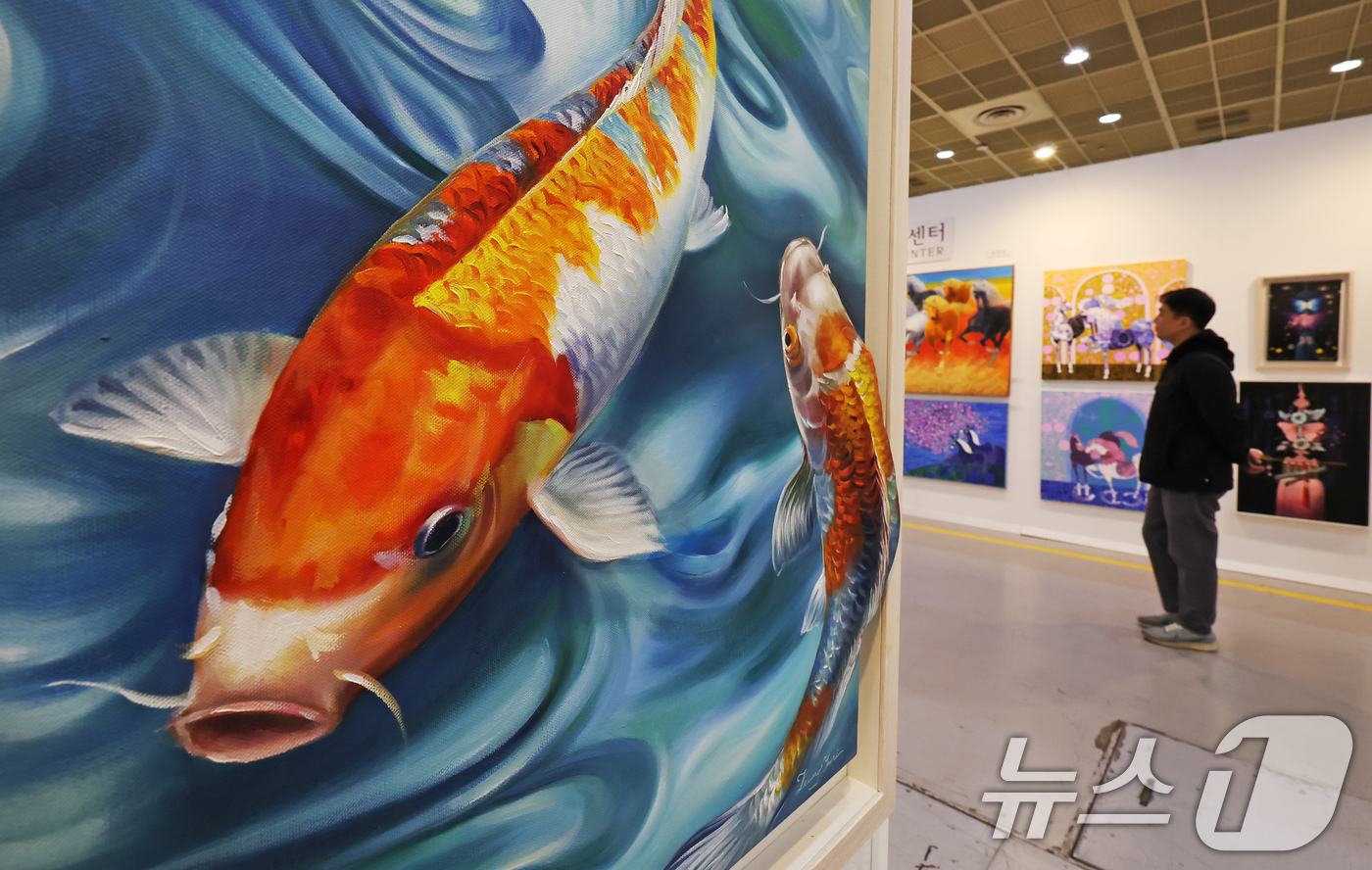 (서울=뉴스1) 장수영 기자 = 24일 서울 강남구 코엑스에서 열린 2025서울아트쇼 행사장에 작가들의 미술품이 전시돼 있다. 2025.12.24/뉴스1