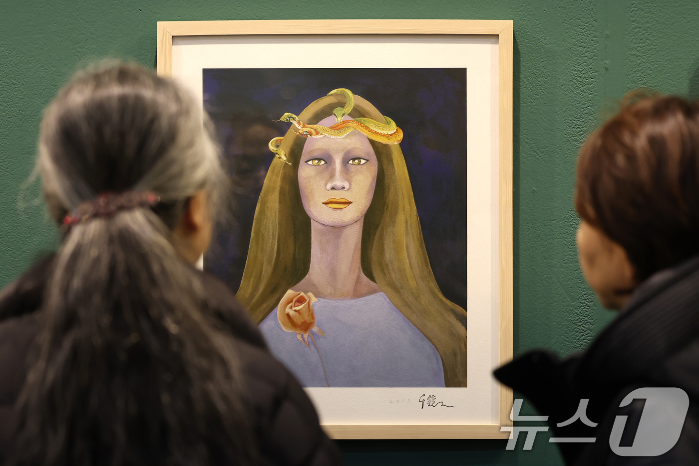 (서울=뉴스1) 장수영 기자 = 24일 서울 강남구 코엑스에서 열린 2025서울아트쇼를 찾은 관람객이 천경자 화백의 그림을 관람하고 있다. 2025.12.24/뉴스1