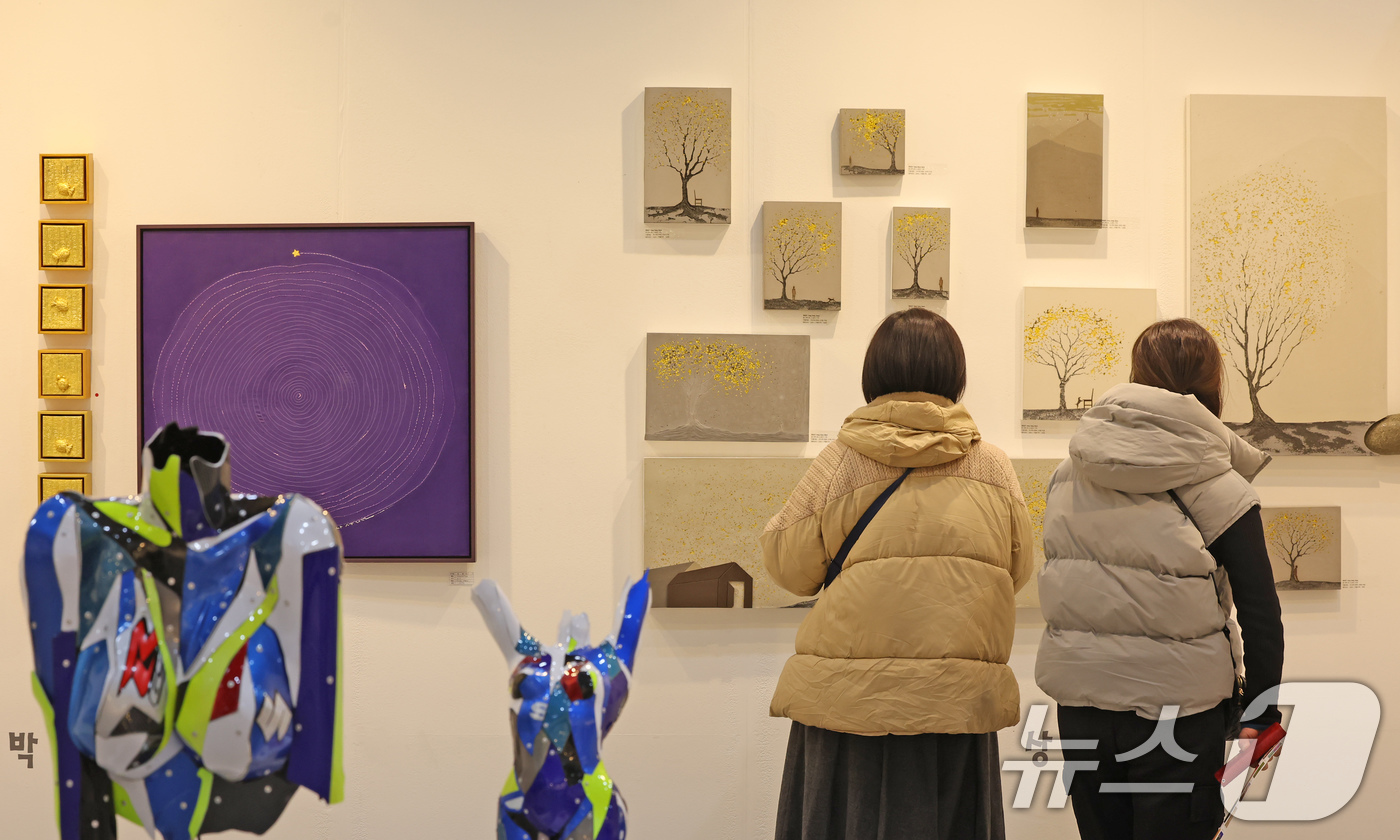 (서울=뉴스1) 장수영 기자 = 24일 서울 강남구 코엑스에서 열린 2025서울아트쇼 행사장에 작가들의 미술품이 전시돼 있다. 2025.12.24/뉴스1