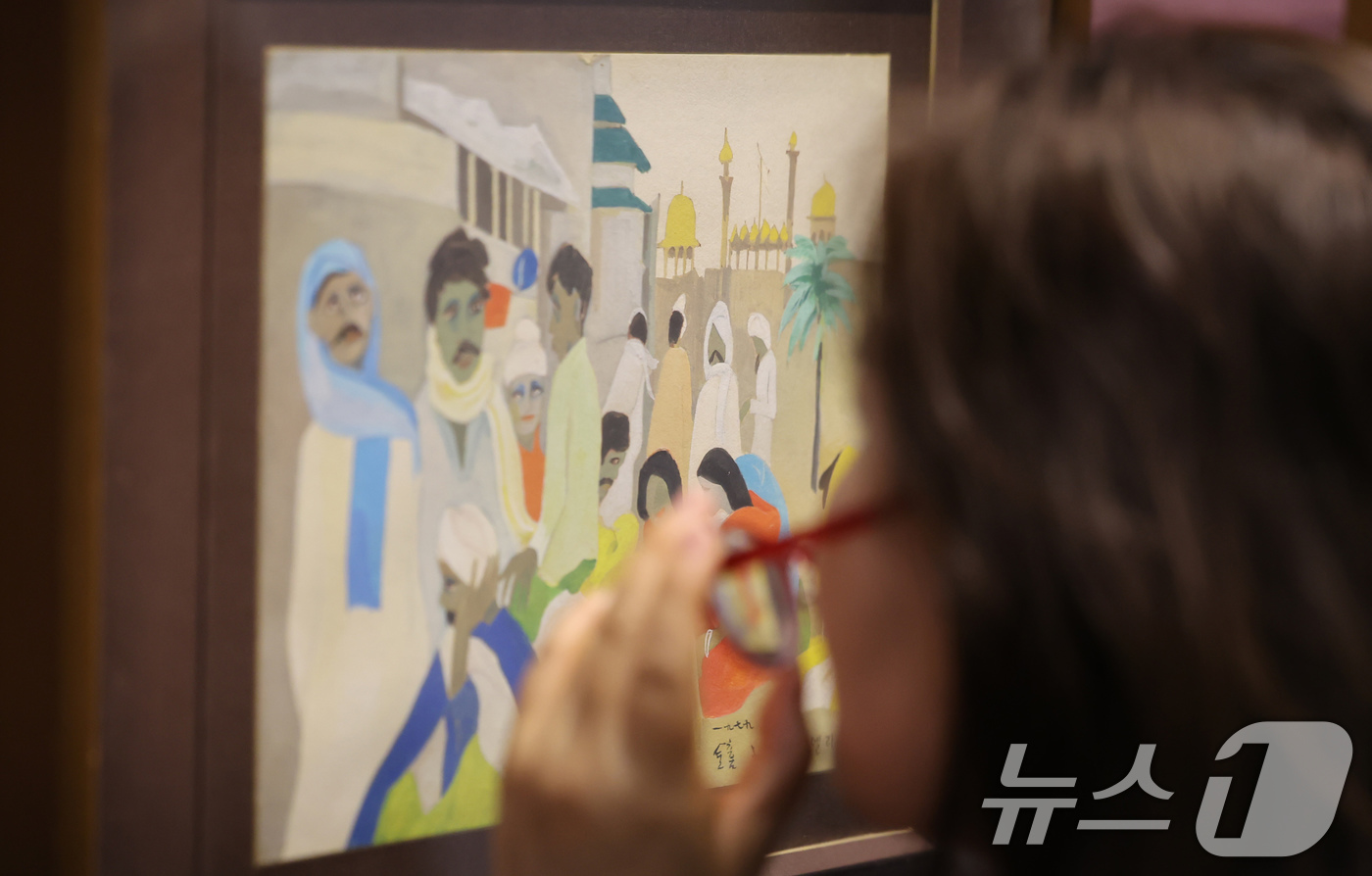 (서울=뉴스1) 장수영 기자 = 24일 서울 강남구 코엑스에서 열린 2025서울아트쇼를 찾은 관람객이 천경자 화백의 그림을 관람하고 있다. 2025.12.24/뉴스1