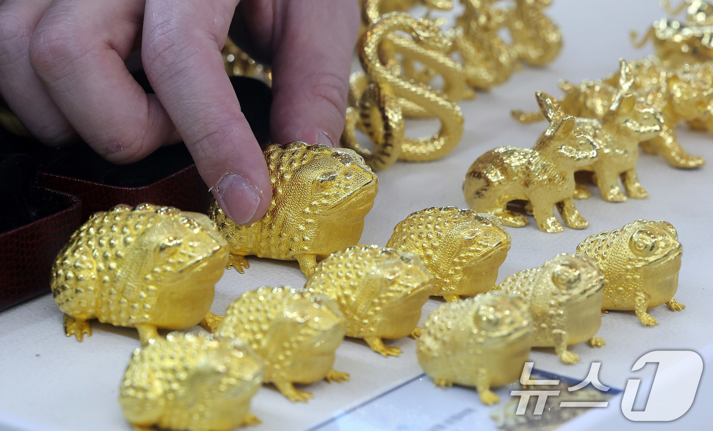 (서울=뉴스1) 박지혜 기자 = 24일 서울 종로구 한국금거래소 종로본점에서 직원이 금제품을 정리하고 있다.이날 한국금거래소에 따르면 전일 기준 국내 금값은 1돈(3.75g) 매입 …