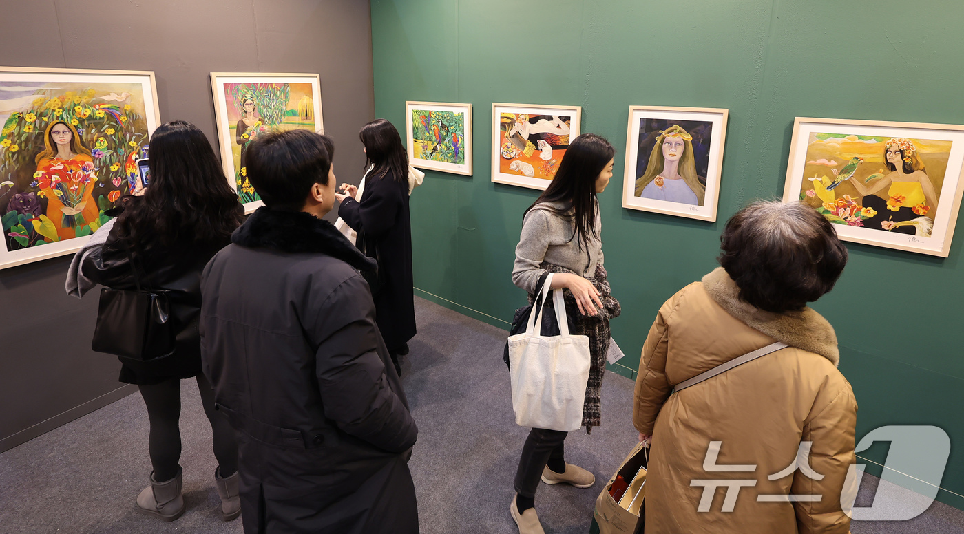 (서울=뉴스1) 장수영 기자 = 24일 서울 강남구 코엑스에서 열린 2025서울아트쇼를 찾은 관람객이 천경자 화백의 그림을 관람하고 있다. 2025.12.24/뉴스1