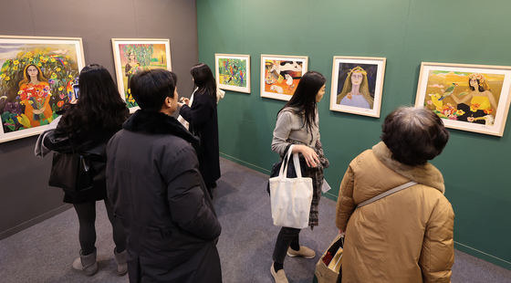 천경자 화백 작품 살펴보는 관람객들