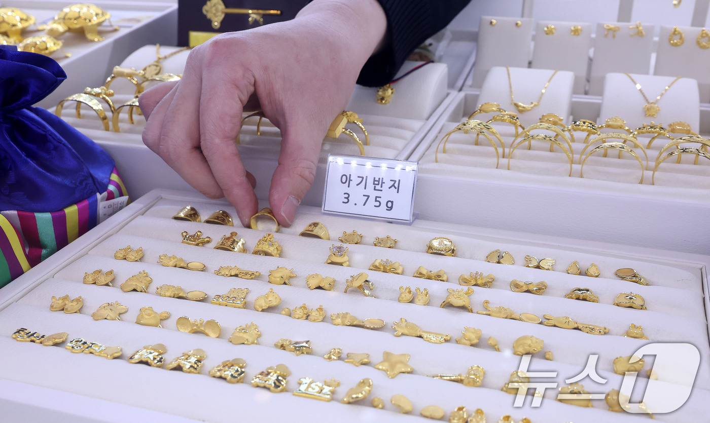 (서울=뉴스1) 박지혜 기자 = 금값이 고공행진 중인 24일 서울 종로구 한국금거래소 종로본점에서 직원이 금제품을 정리하고 있다.이날 한국금거래소에 따르면 전일 기준 국내 금값은 …