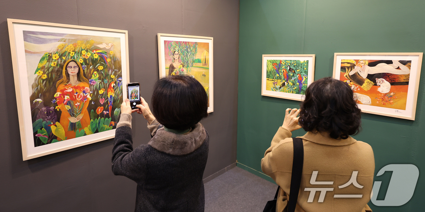(서울=뉴스1) 장수영 기자 = 24일 서울 강남구 코엑스에서 열린 2025서울아트쇼를 찾은 관람객이 천경자 화백의 그림을 관람하고 있다. 2025.12.24/뉴스1