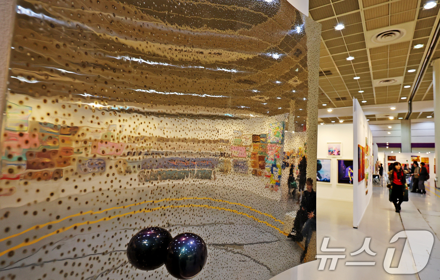 (서울=뉴스1) 장수영 기자 = 24일 서울 강남구 코엑스에서 열린 2025서울아트쇼 행사장에 작가들의 미술품이 전시돼 있다. 2025.12.24/뉴스1