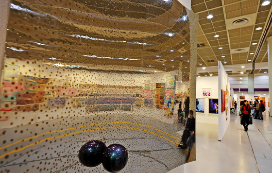 2025 서울아트쇼에서 다양한 미술품 관람