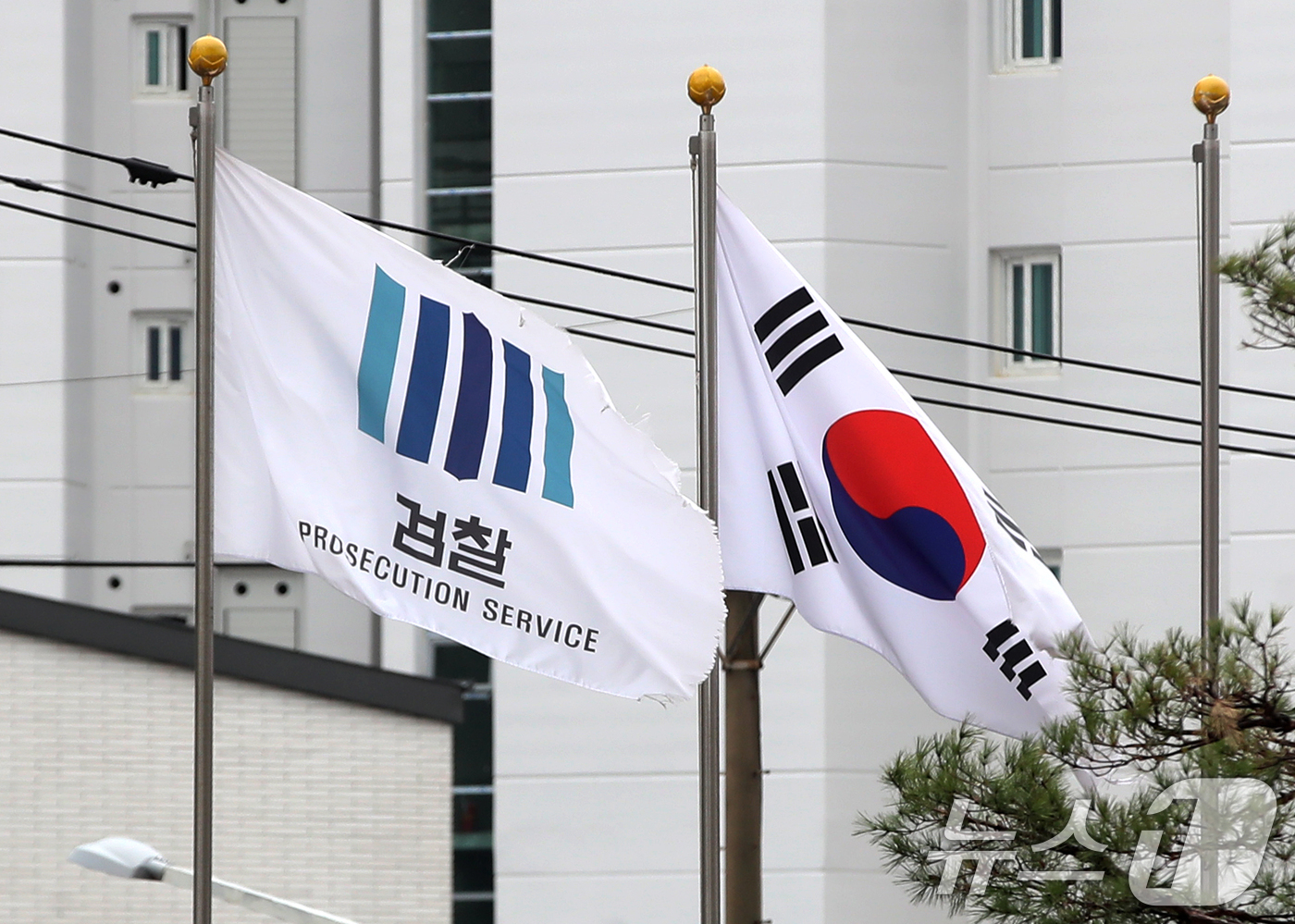 (부산=뉴스1) 윤일지 기자 = 쿠팡의 퇴직금 미지급 사건 무혐의 처분과 관련해 외압 의혹을 수사하는 관봉권·쿠팡 상설특검팀(특별검사 안권섭)이 24일 외압의 윗선으로 꼽히는 엄희 …