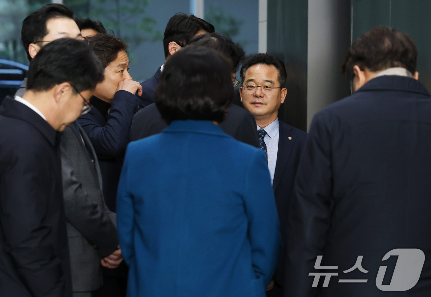 (서울=뉴스1) 오대일 기자 = 더불어민주당 을지로위원회 민병덕 위원장과 소속 의원들이 24일 오후 3370만 건의 개인정보 유출사고가 발생한 서울 송파구 쿠팡 본사를 항의 방문하 …