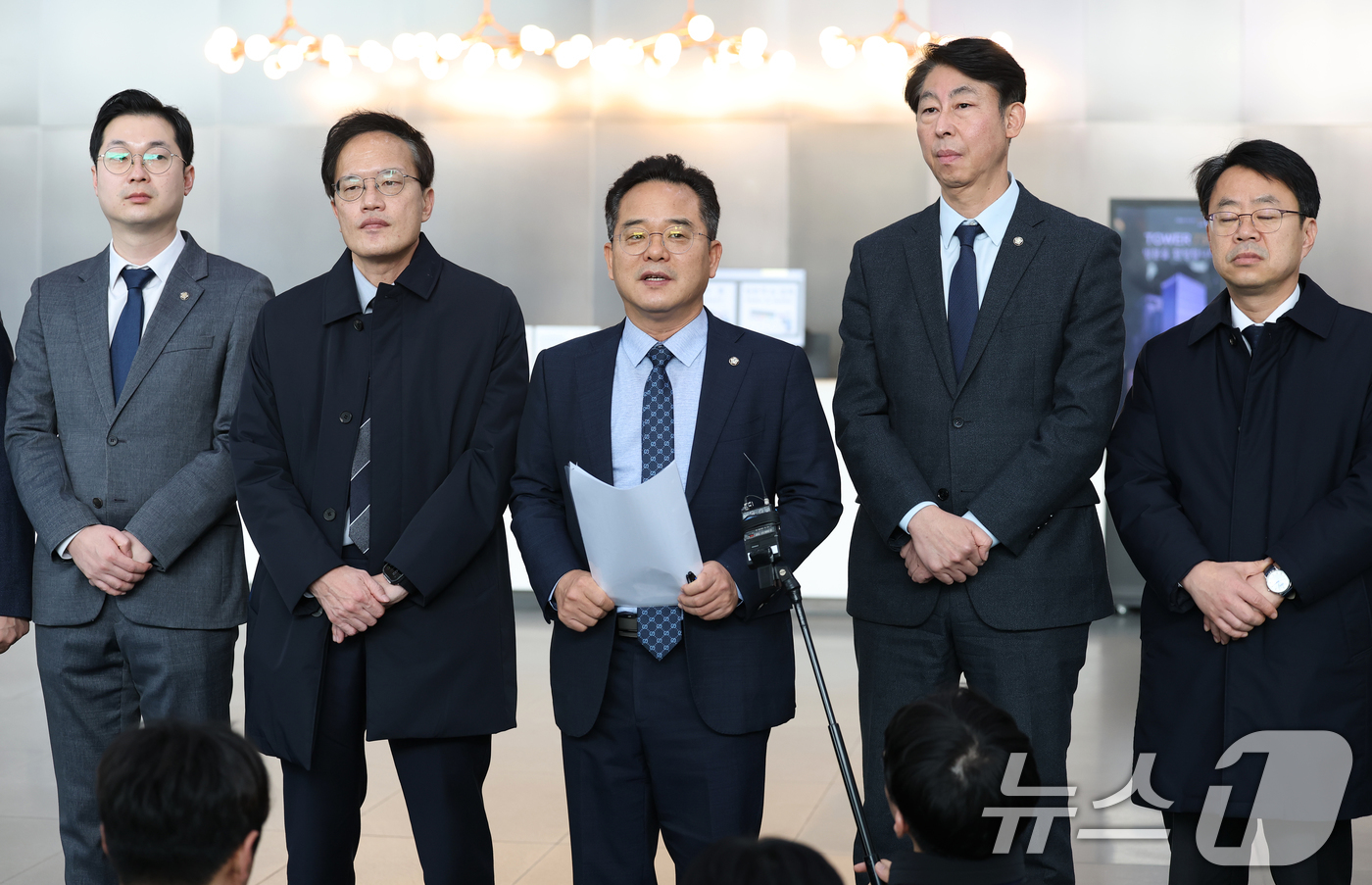 (서울=뉴스1) 오대일 기자 = 더불어민주당 을지로위원회 민병덕 위원장(가운데)과 소속 의원들이 24일 오후 3370만 건의 개인정보 유출사고가 발생한 서울 송파구 쿠팡 본사를 항 …