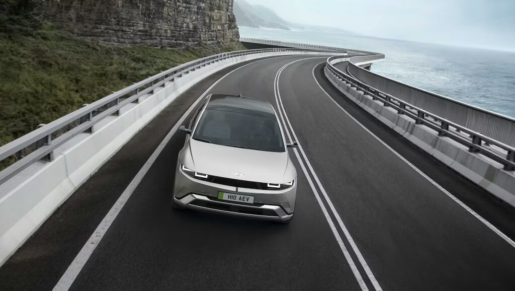 본문 이미지 - 영국에서 판매되는 현대자동차 준중형 전기 SUV '아이오닉 5'의 모습(현대차 영국 홈페이지 갈무리). 2025.12.24.