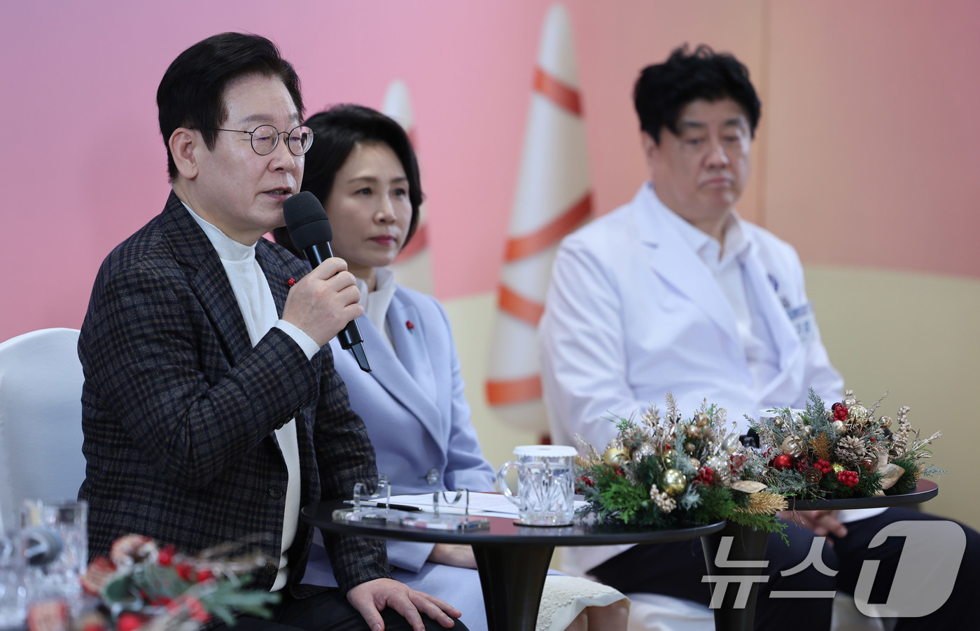 (서울=뉴스1) 이재명 기자 = 이재명 대통령이 24일 서울 서대문구 신촌세브란스 연세암병원 중입자치료센터에서 열린 희귀질환 환우·가족 간담회에서 인사말을 하고 있다. 2025.1 …