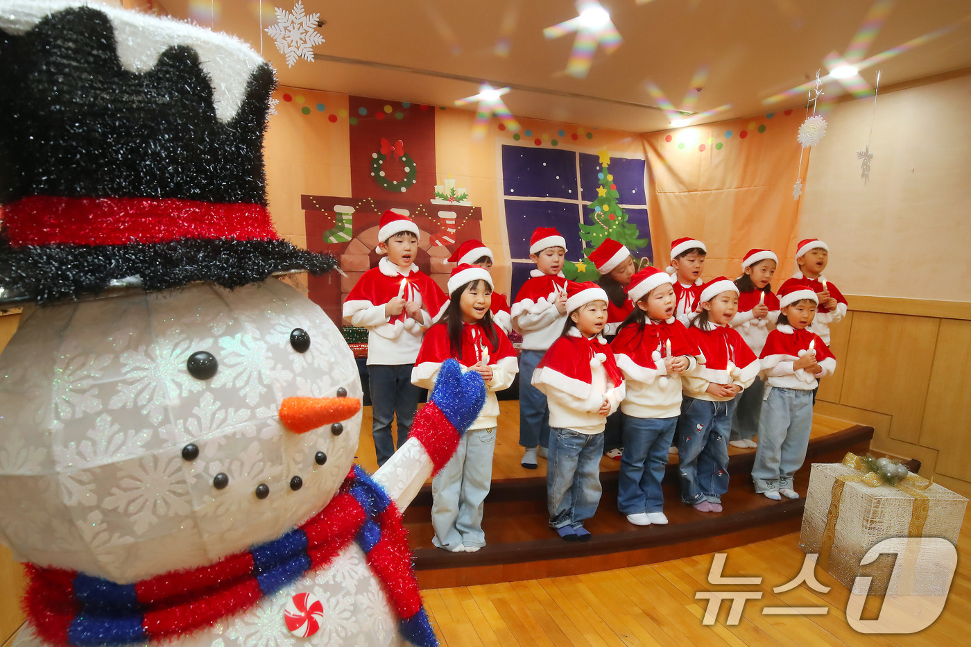 (대구=뉴스1) 공정식 기자 = 성탄절을 하루 앞둔 24일 대구 달서구 계명문화대학교 부설 어린이집에서 촛불을 든 어린이들이 아기 예수 탄생을 축하하며 크리스마스 캐럴을 부르고 있 …