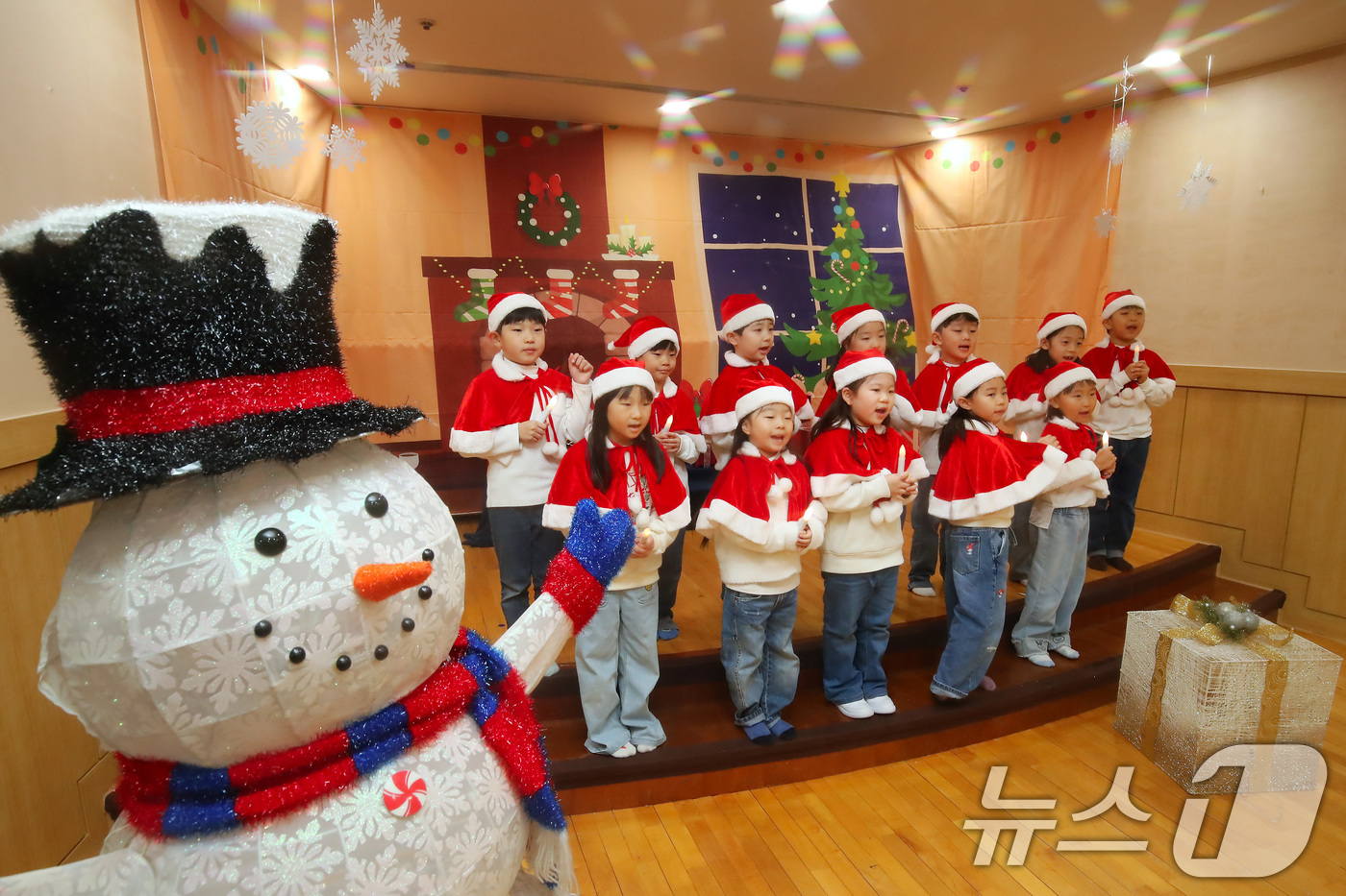 (대구=뉴스1) 공정식 기자 = 성탄절을 하루 앞둔 24일 대구 달서구 계명문화대학교 부설 어린이집에서 촛불을 든 어린이들이 아기 예수 탄생을 축하하며 크리스마스 캐럴을 부르고 있 …