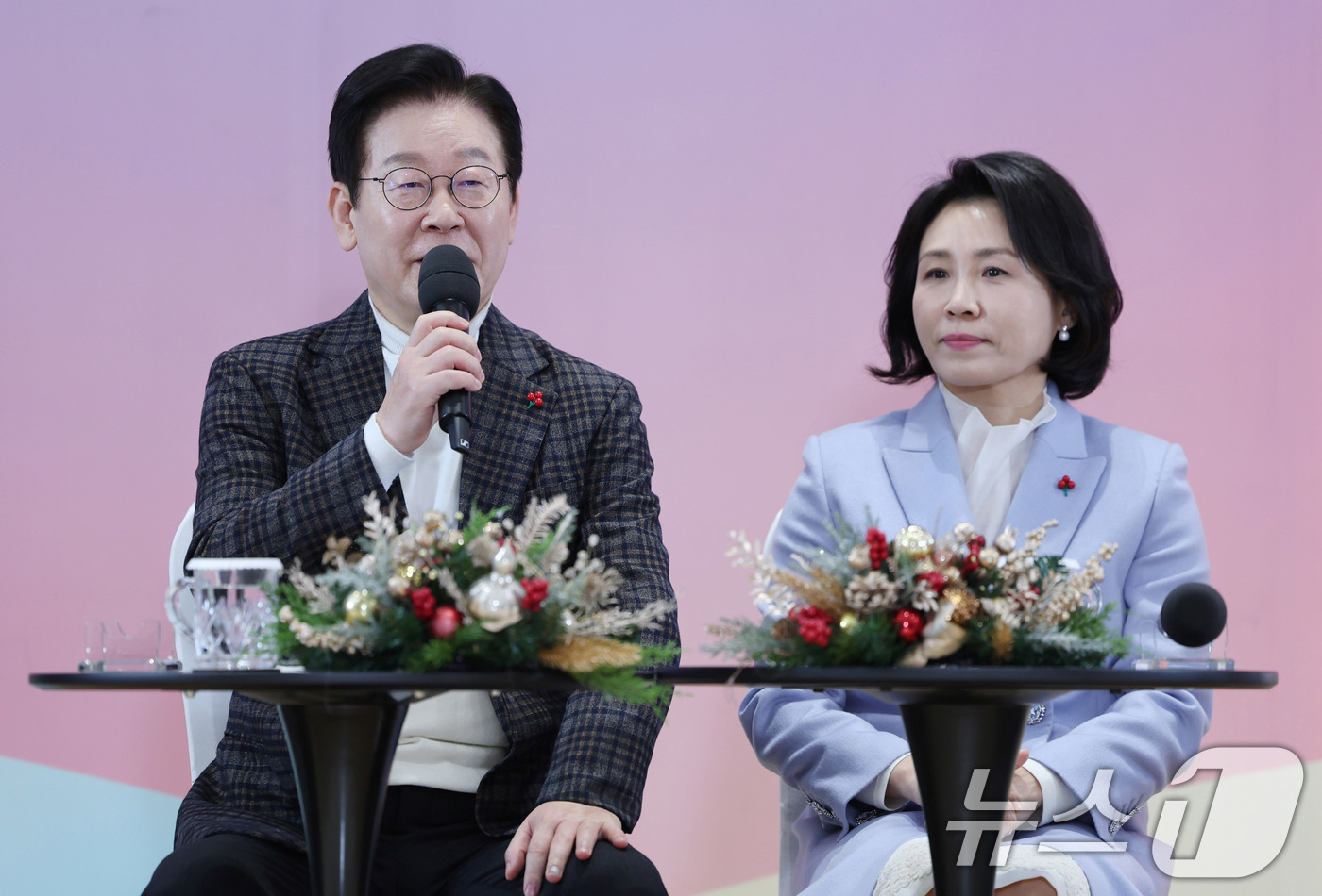 (서울=뉴스1) 이재명 기자 = 이재명 대통령이 24일 서울 서대문구 신촌세브란스 연세암병원 중입자치료센터에서 열린 희귀질환 환우·가족 현장소통에서 인사말을 하고 있다. 2025. …