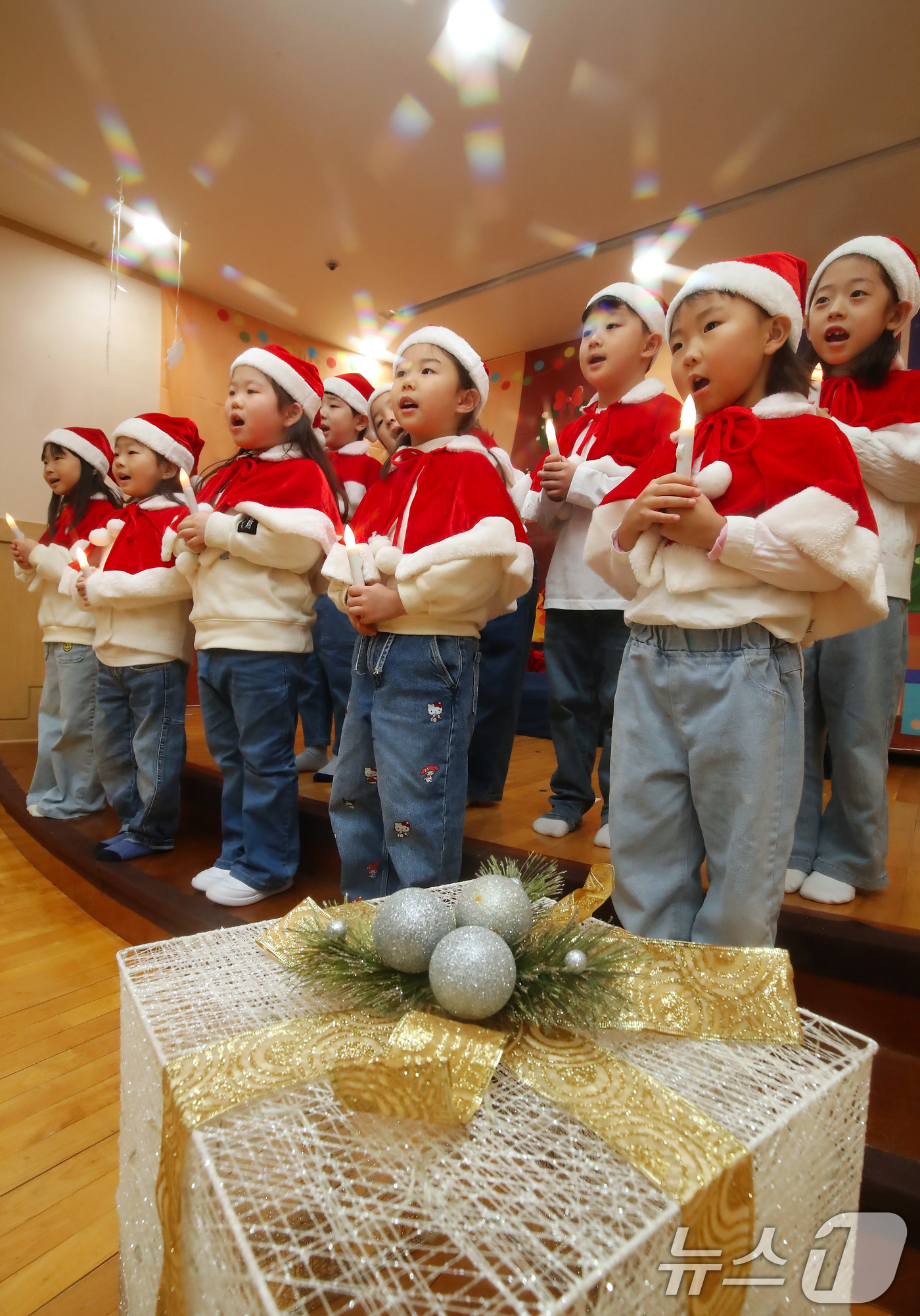(대구=뉴스1) 공정식 기자 = 성탄절을 하루 앞둔 24일 대구 달서구 계명문화대학교 부설 어린이집에서 촛불을 든 어린이들이 아기 예수 탄생을 축하하며 크리스마스 캐럴을 부르고 있 …