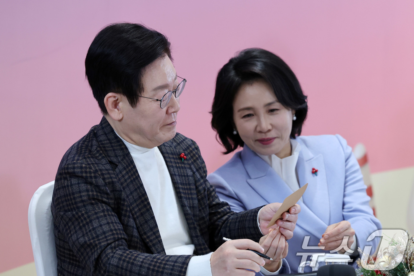 (서울=뉴스1) 이재명 기자 = 이재명 대통령과 김혜경 여사가 24일 서울 서대문구 신촌세브란스 연세암병원 중입자치료센터에서 열린 희귀질환 환우·가족 현장소통에서 환우가 쓴 편지를 …