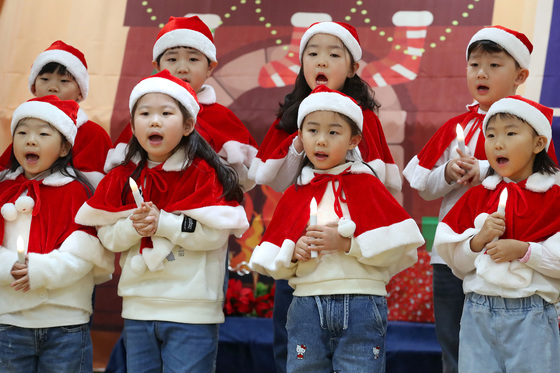 "아기 예수 탄생 축복"…대구 추운 날씨 속 성탄 미사·예배 이어져
