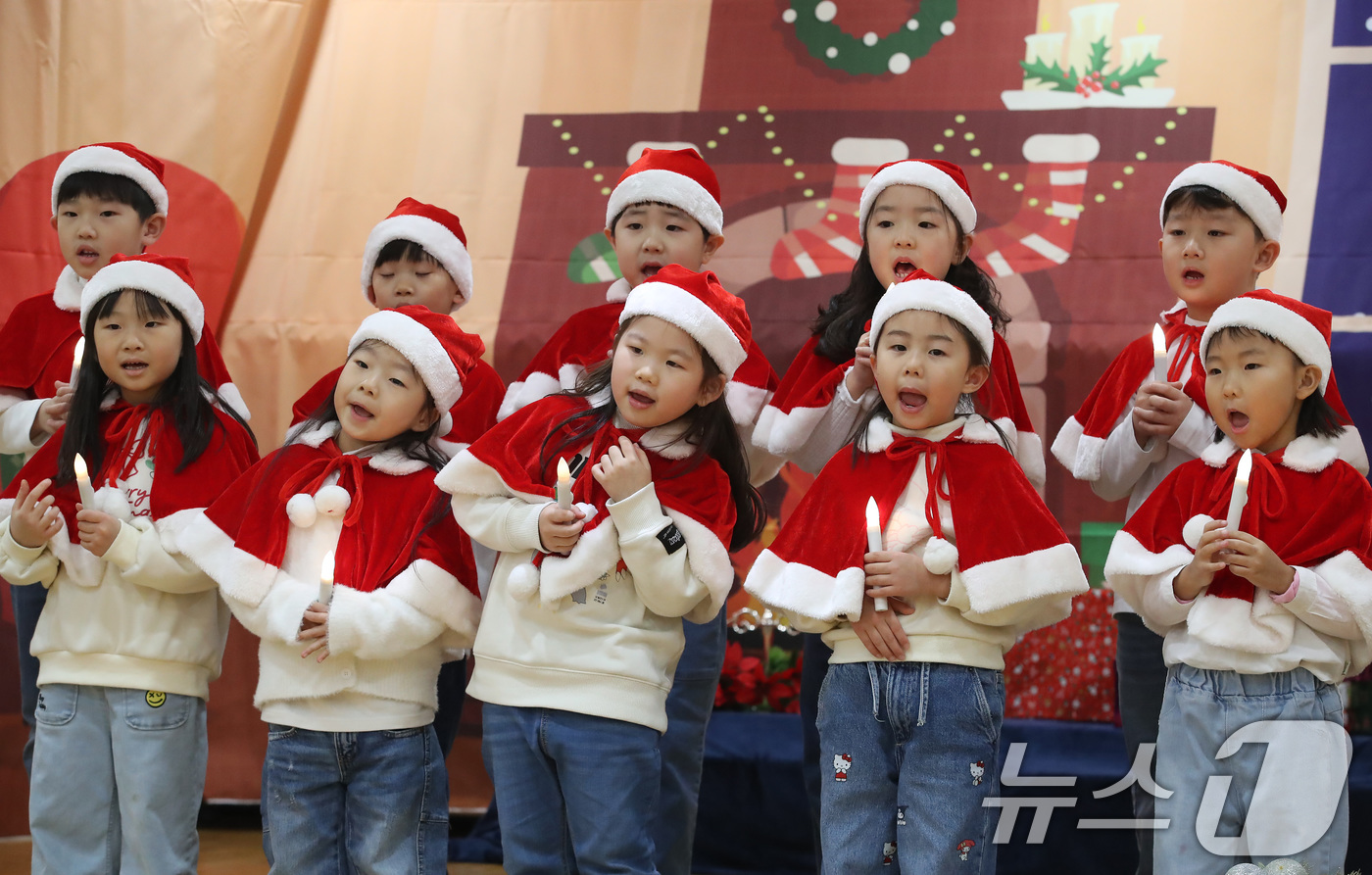 (대구=뉴스1) 공정식 기자 = 성탄절을 하루 앞둔 24일 대구 달서구 계명문화대학교 부설 어린이집에서 촛불을 든 어린이들이 아기 예수 탄생을 축하하며 크리스마스 캐럴을 부르고 있 …