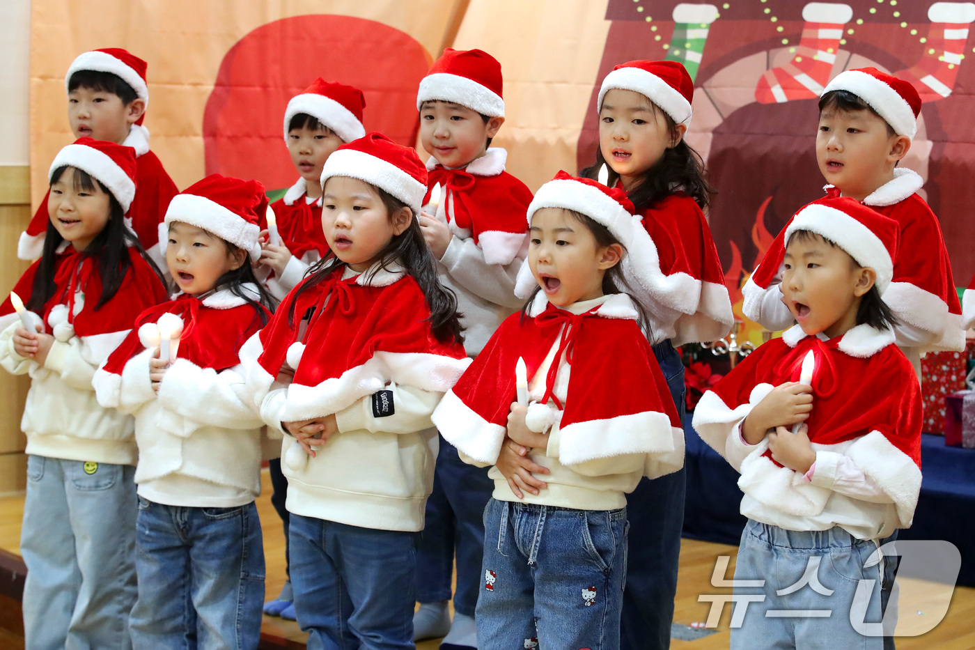 (대구=뉴스1) 공정식 기자 = 성탄절을 하루 앞둔 24일 대구 달서구 계명문화대학교 부설 어린이집에서 촛불을 든 어린이들이 아기 예수 탄생을 축하하며 크리스마스 캐럴을 부르고 있 …