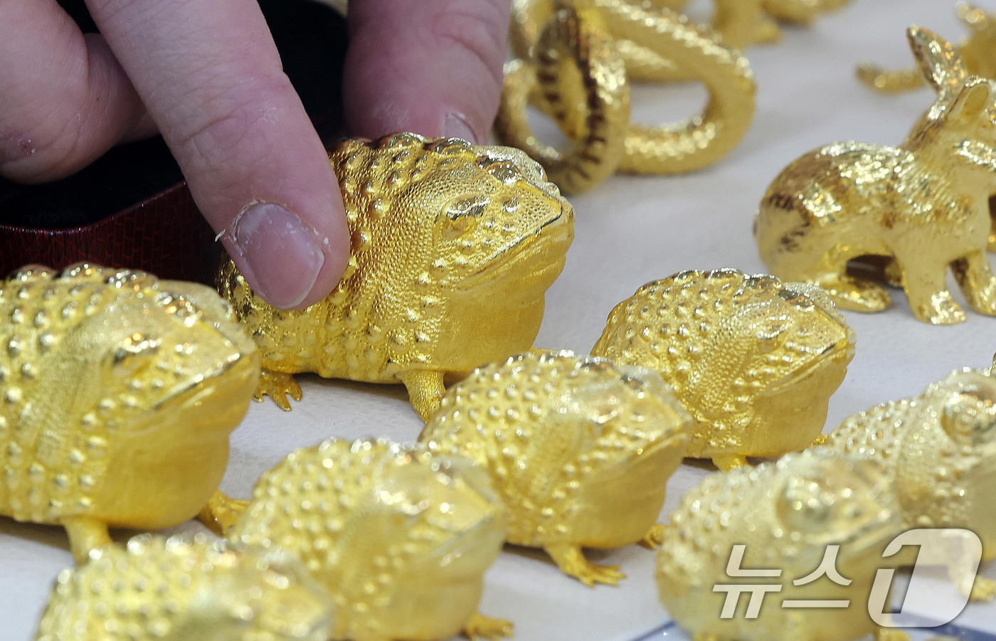 (서울=뉴스1) 박지혜 기자 = 금값이 고공행진 중인 24일 서울 종로구 한국금거래소 종로본점에서 직원이 금제품을 정리하고 있다.이날 한국금거래소에 따르면 전일 기준 국내 금값은 …