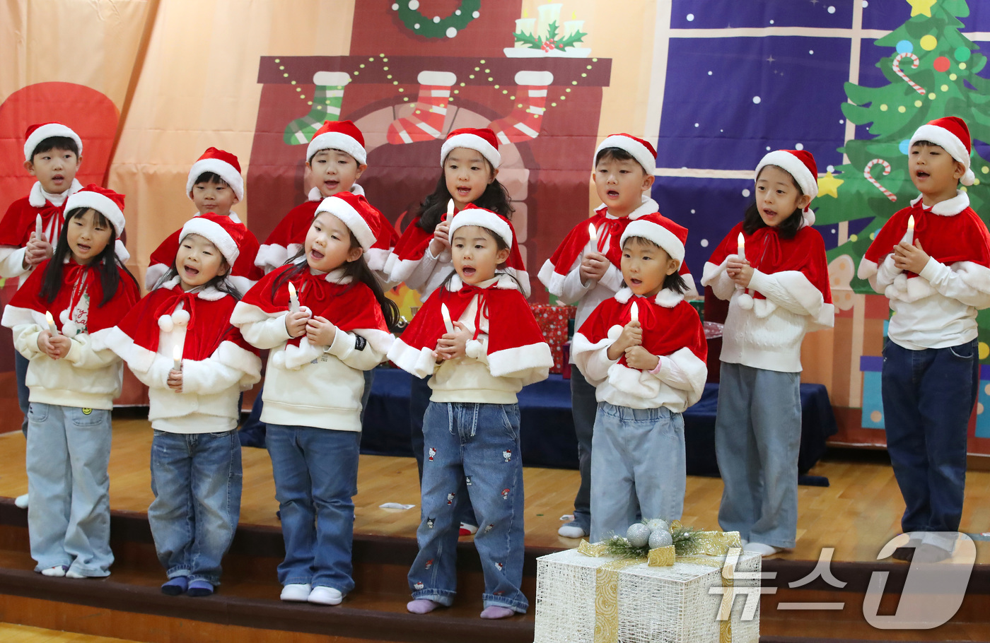 (대구=뉴스1) 공정식 기자 = 성탄절을 하루 앞둔 24일 대구 달서구 계명문화대학교 부설 어린이집에서 촛불을 든 어린이들이 아기 예수 탄생을 축하하며 크리스마스 캐럴을 부르고 있 …