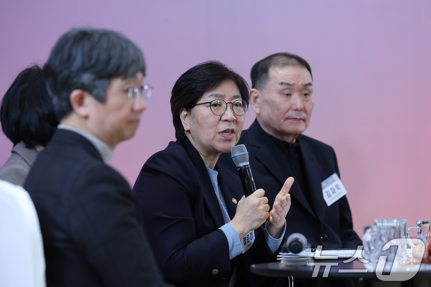 (서울=뉴스1) 이재명 기자 = 정은경 보건복지부 장관이 24일 서울 서대문구 신촌세브란스 연세암병원 중입자치료센터에서 열린 희귀질환 환우·가족 간담회에서 이재명 대통령의 질의에 …