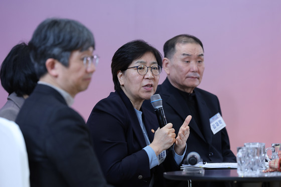 질의에 답하는 정은경 장관